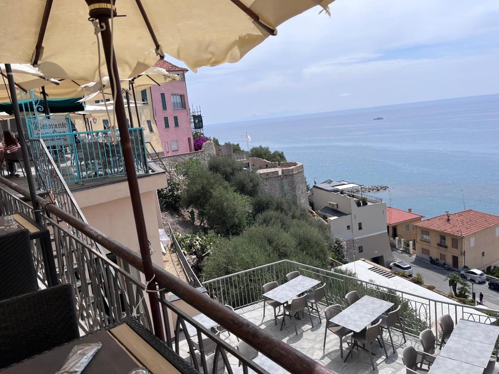La Finestra Sul Borgo Bed & Breakfast Cervo Dış mekan fotoğraf